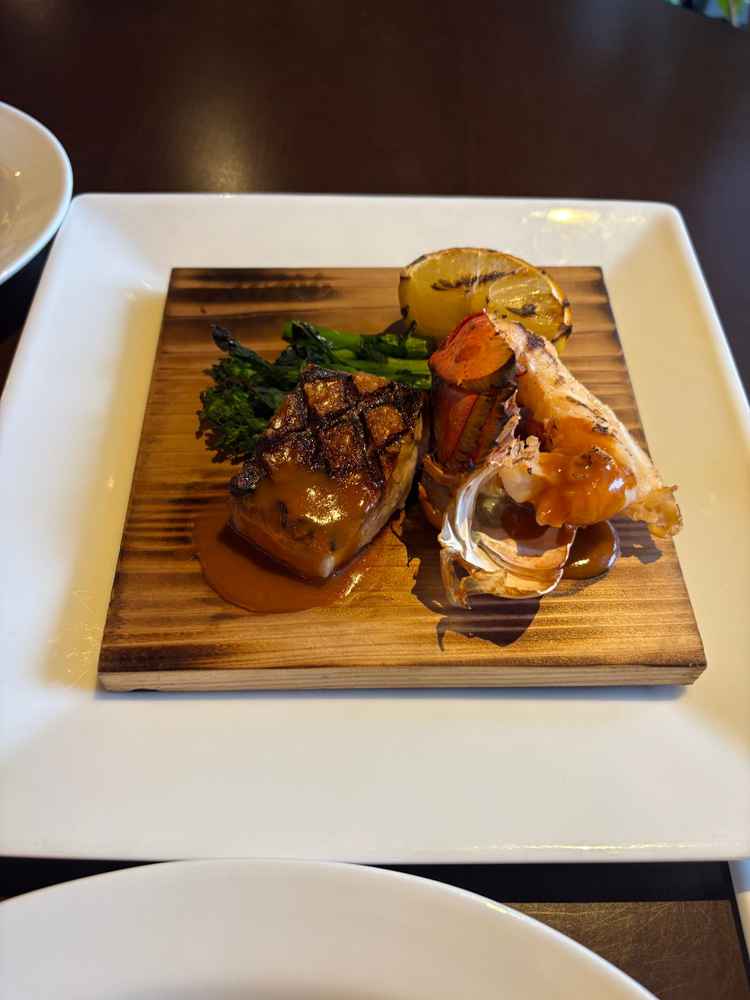 試食の品です。杉の木の板の上で焼いてるためか香りがいいです。