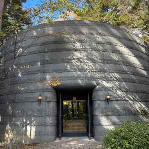 チャペルに入る前です。開放感もあり天気が良ければここで写真を撮るのも良さそうです。