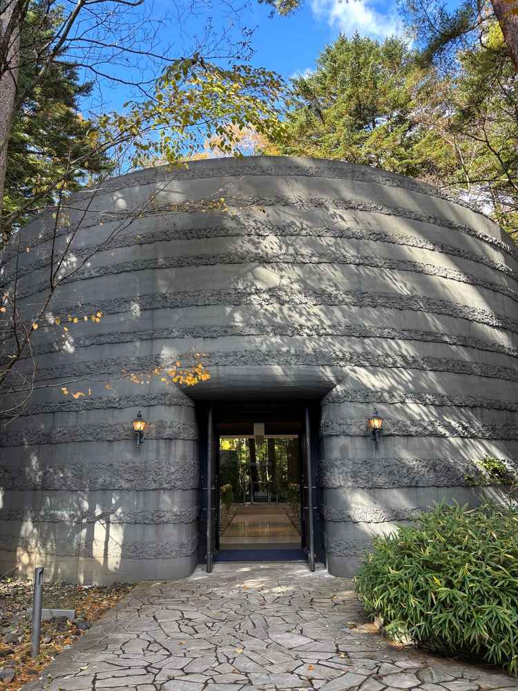 チャペルに入る前です。開放感もあり天気が良ければここで写真を撮るのも良さそうです。