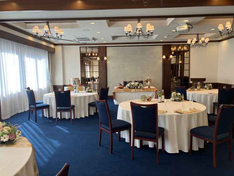 少人数用の披露宴会場は、神社の敷地内と思えないほど綺麗でドレスでも着物でも合わせられる会場でした。