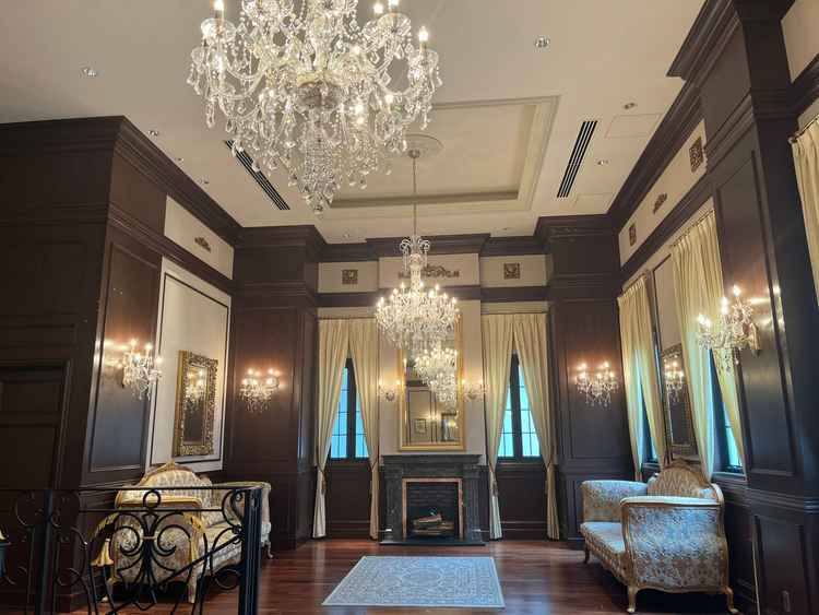 チャペル入り口前のゲスト待機場所の写真。明るく落ち着いた雰囲気で、上品な待合スペース。