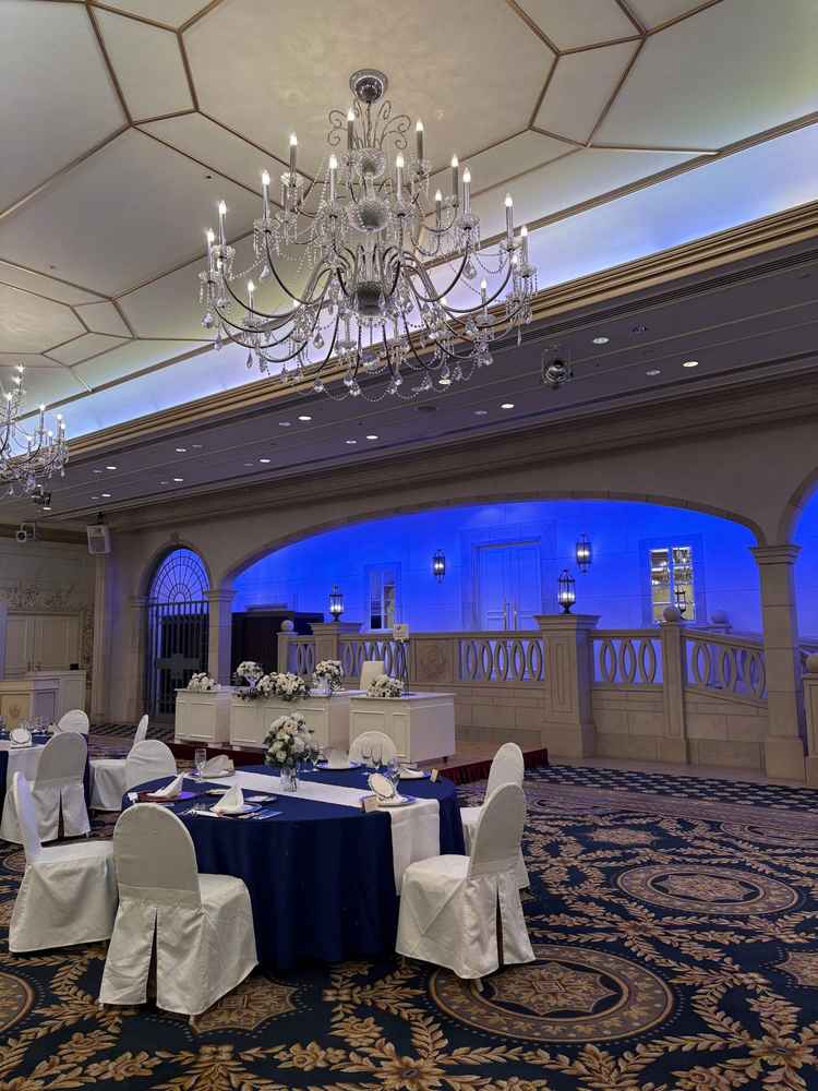 披露宴会場の前の方。高砂の奥に階段があり、この階段を使った演出がしたいと思った。