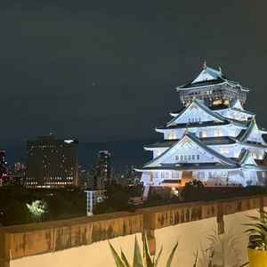 屋上テラスでは大阪城がすぐ近くに見える。