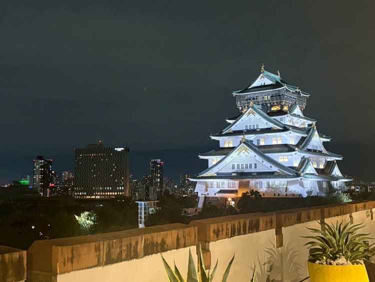 屋上テラスでは大阪城がすぐ近くに見える。