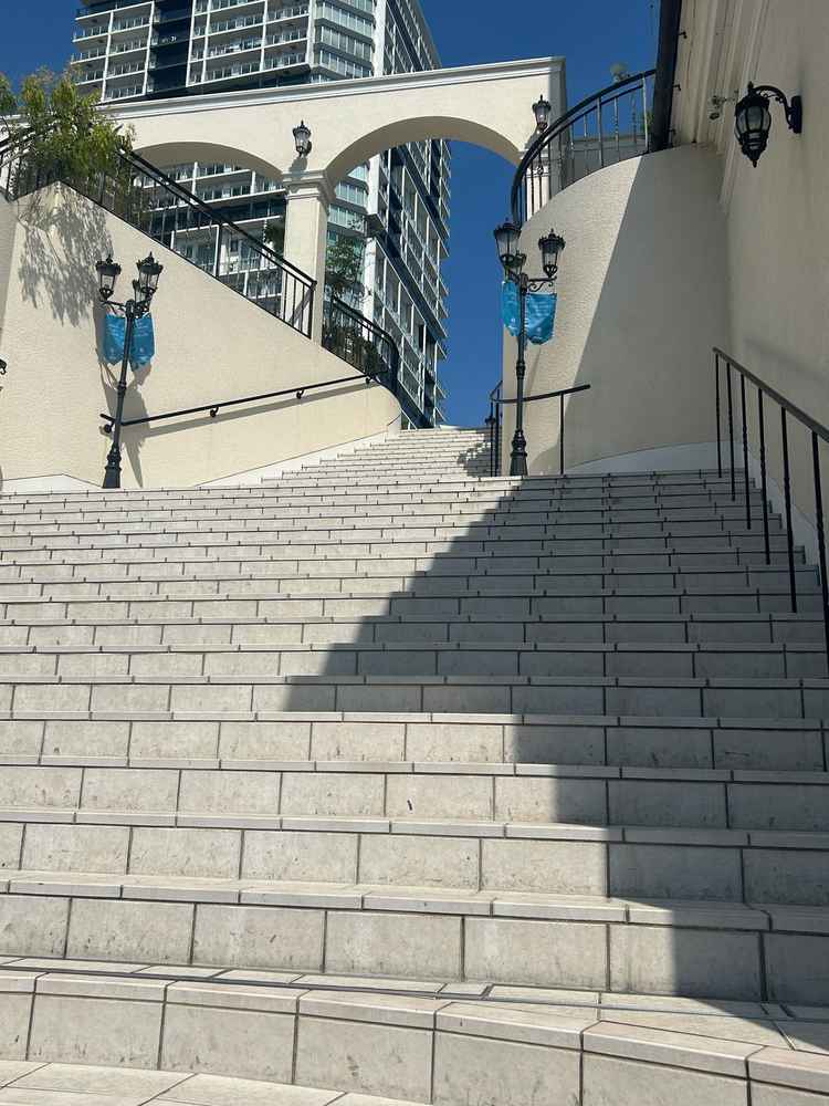 フラワーシャワーや記念撮影ができる大階段