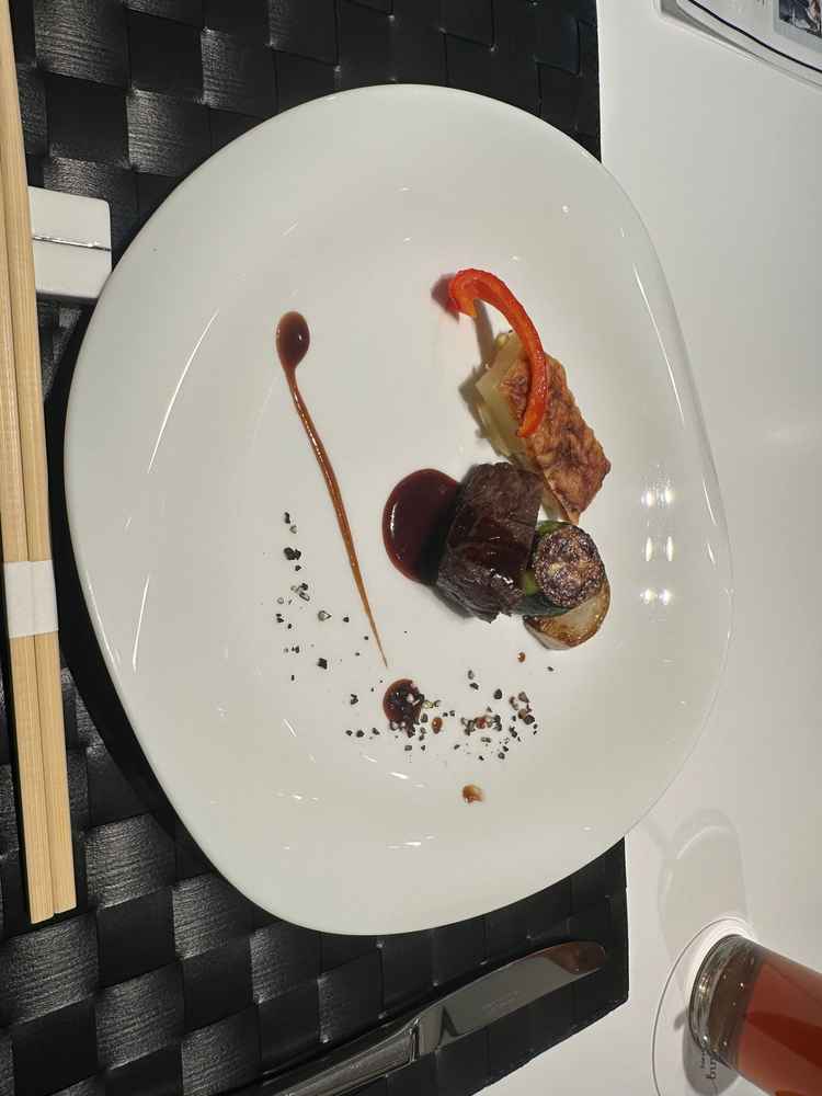 料理はフレンチでありながら和食の味付けでとても美味しかった。