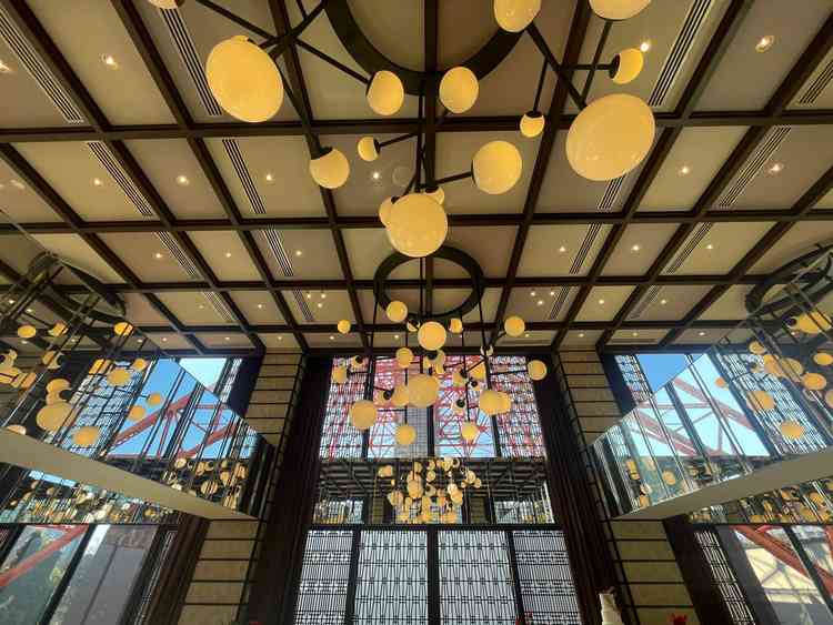 THE TOWER ROOMの天井、東京タワーが鏡に映る