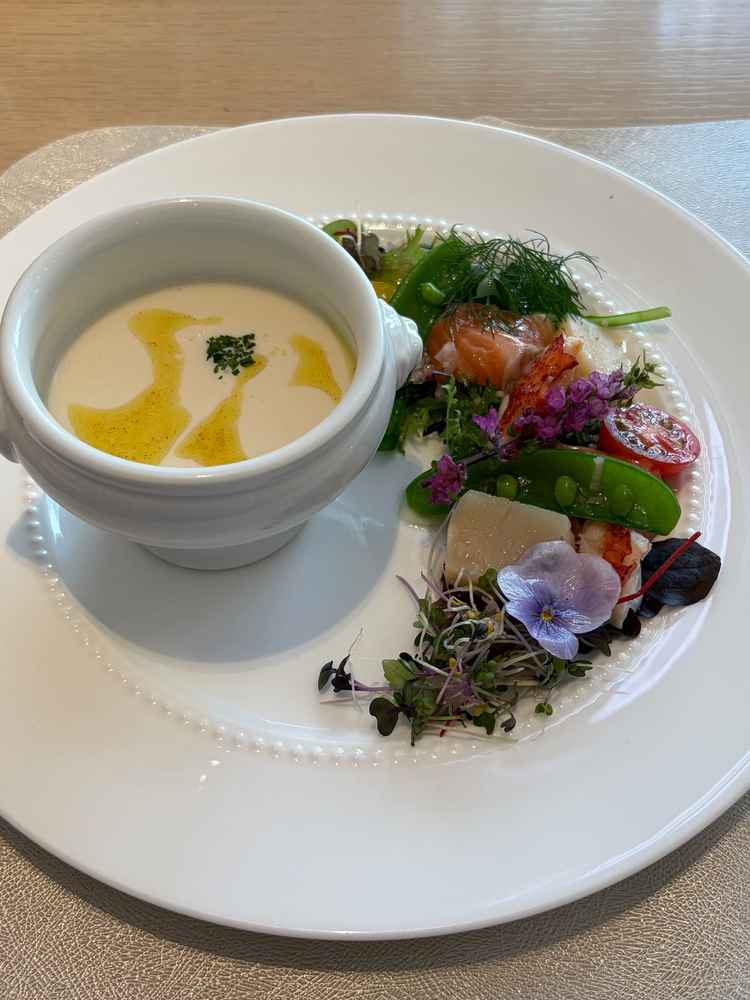 コース料理の前菜「カリフラワーとカブの冷製スープ」が美味しかったです。盛り付けも華やかでした。