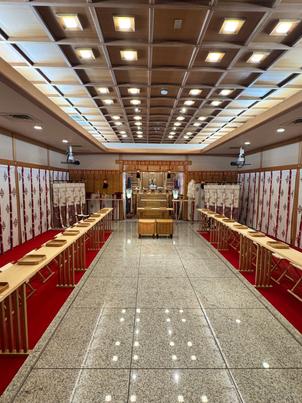 白いチャペルがある式場とは思えない、神前式の会場だった。神社からの移動も楽で雨も気にせず良いと思った
