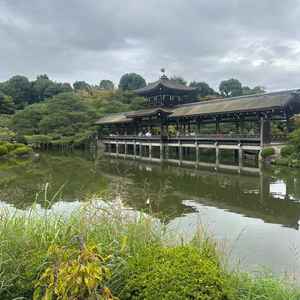 ガラス張りの披露宴会場からも見える美しい庭園。