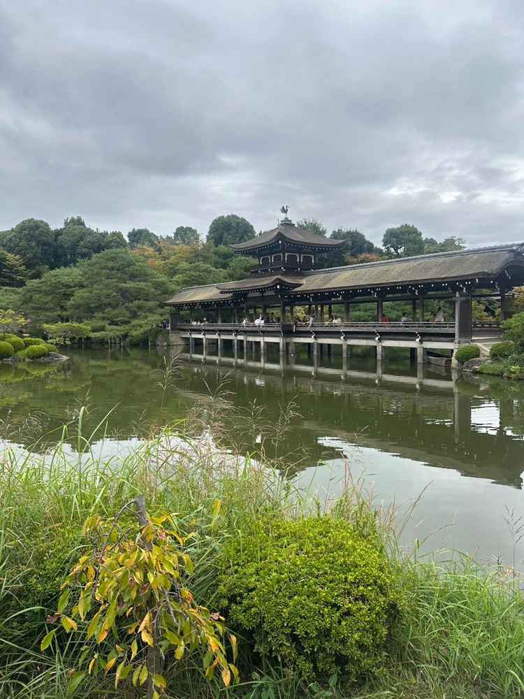 ガラス張りの披露宴会場からも見える美しい庭園。