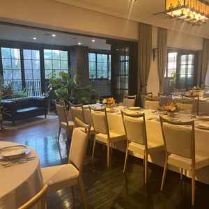 披露宴会場は丸テーブルだけでなく、長机もレイアウトすることができる。