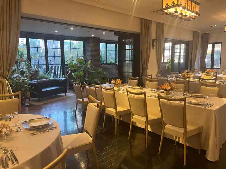 披露宴会場は丸テーブルだけでなく、長机もレイアウトすることができる。