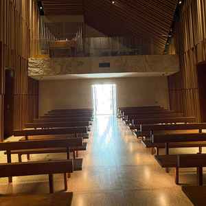 チャペルを前から撮った写真です。入り口開くと一気に明るくなり、後光が指してるような雰囲気もあります。