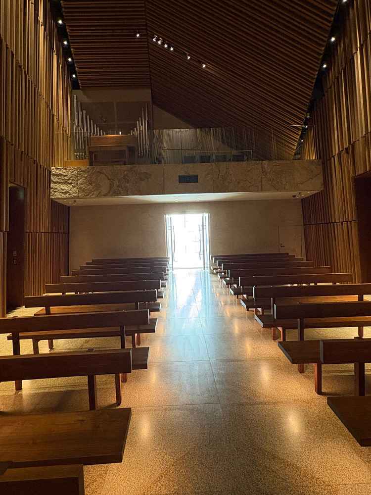 チャペルを前から撮った写真です。入り口開くと一気に明るくなり、後光が指してるような雰囲気もあります。