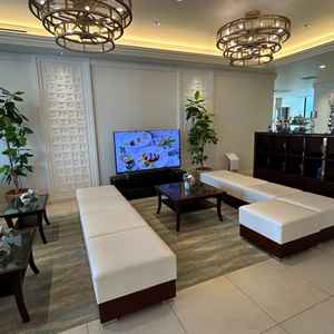 ウェルカムスペース。広々としており、テレビがあるため映像を流したりゲームをしたりすることができます。