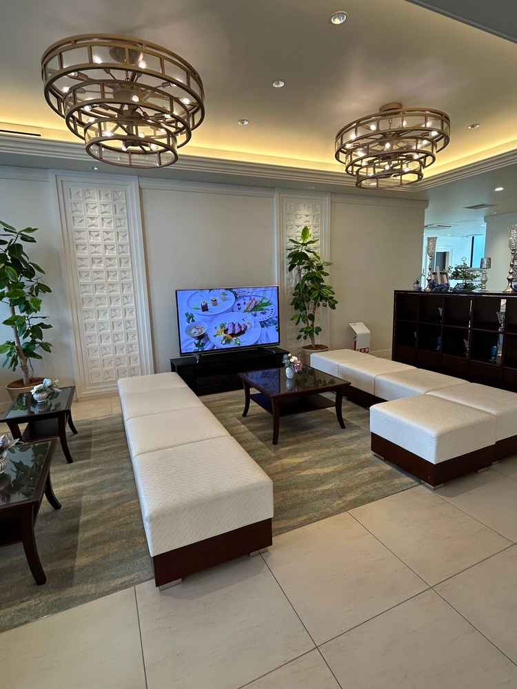 ウェルカムスペース。広々としており、テレビがあるため映像を流したりゲームをしたりすることができます。