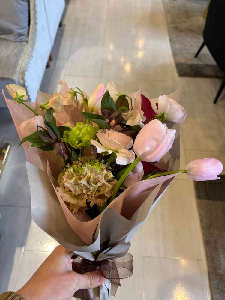 フラワーコーディネーターに好みに合わせて作って頂いた花束。とても素敵でした