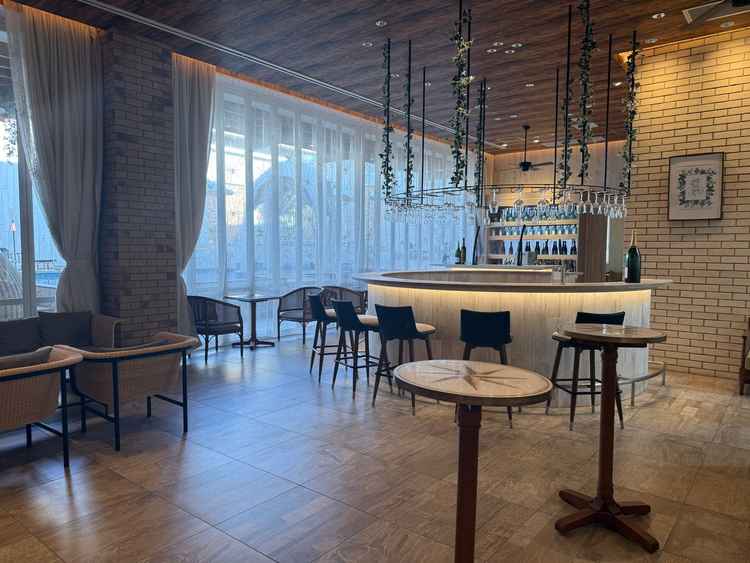 待合室や披露宴会場、テラスがひと続きになっていて開放感があった。