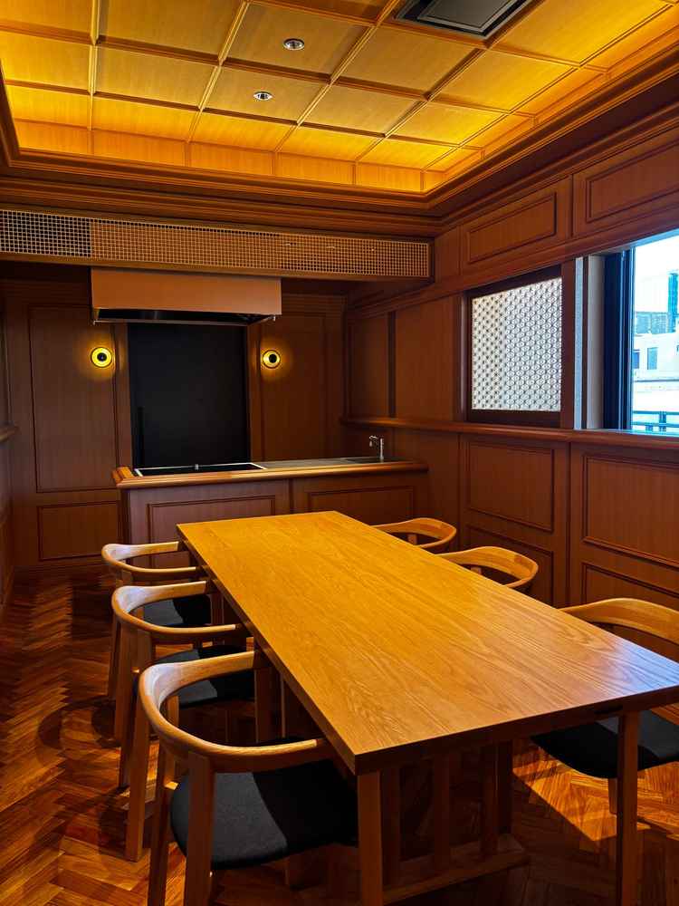 ななつ星列車の内装をイメージしたお部屋