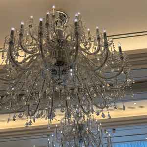 披露宴会場の天井にはシャンデリアがあり、お姫様のお城ような雰囲気でした。