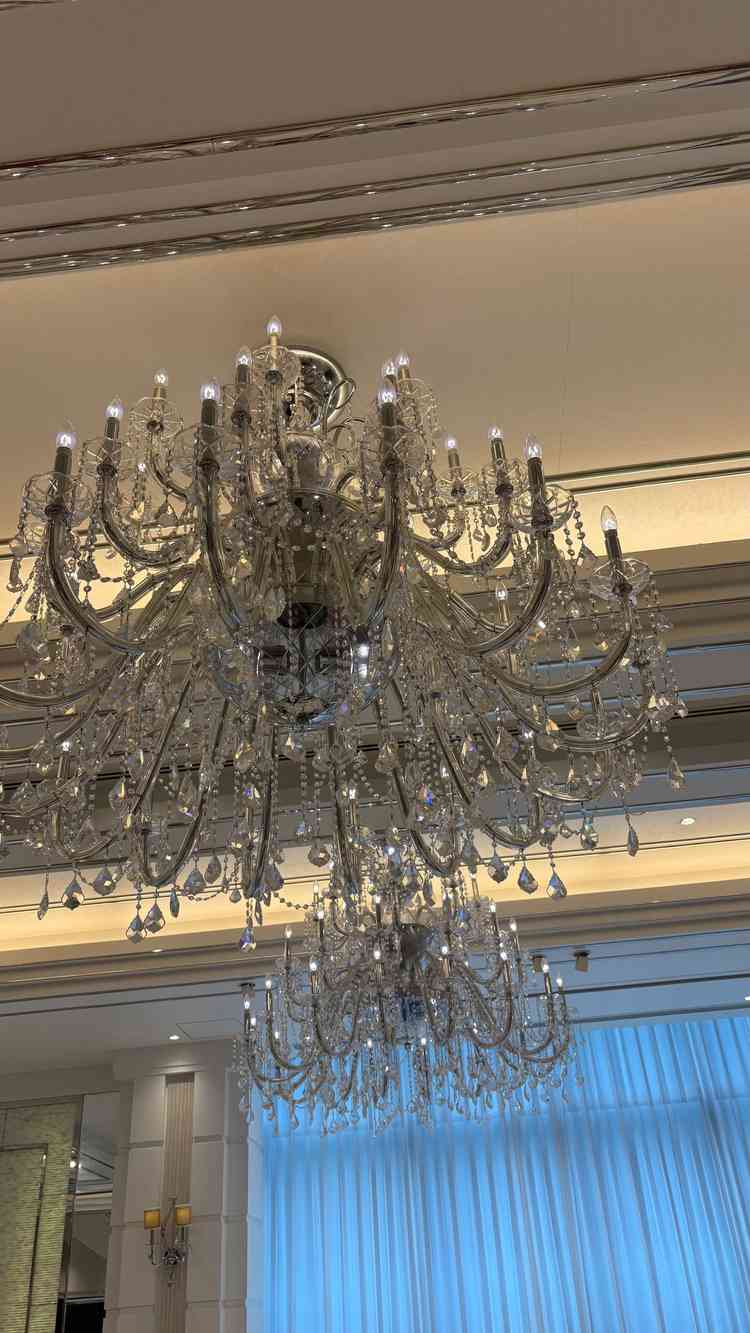 披露宴会場の天井にはシャンデリアがあり、お姫様のお城ような雰囲気でした。