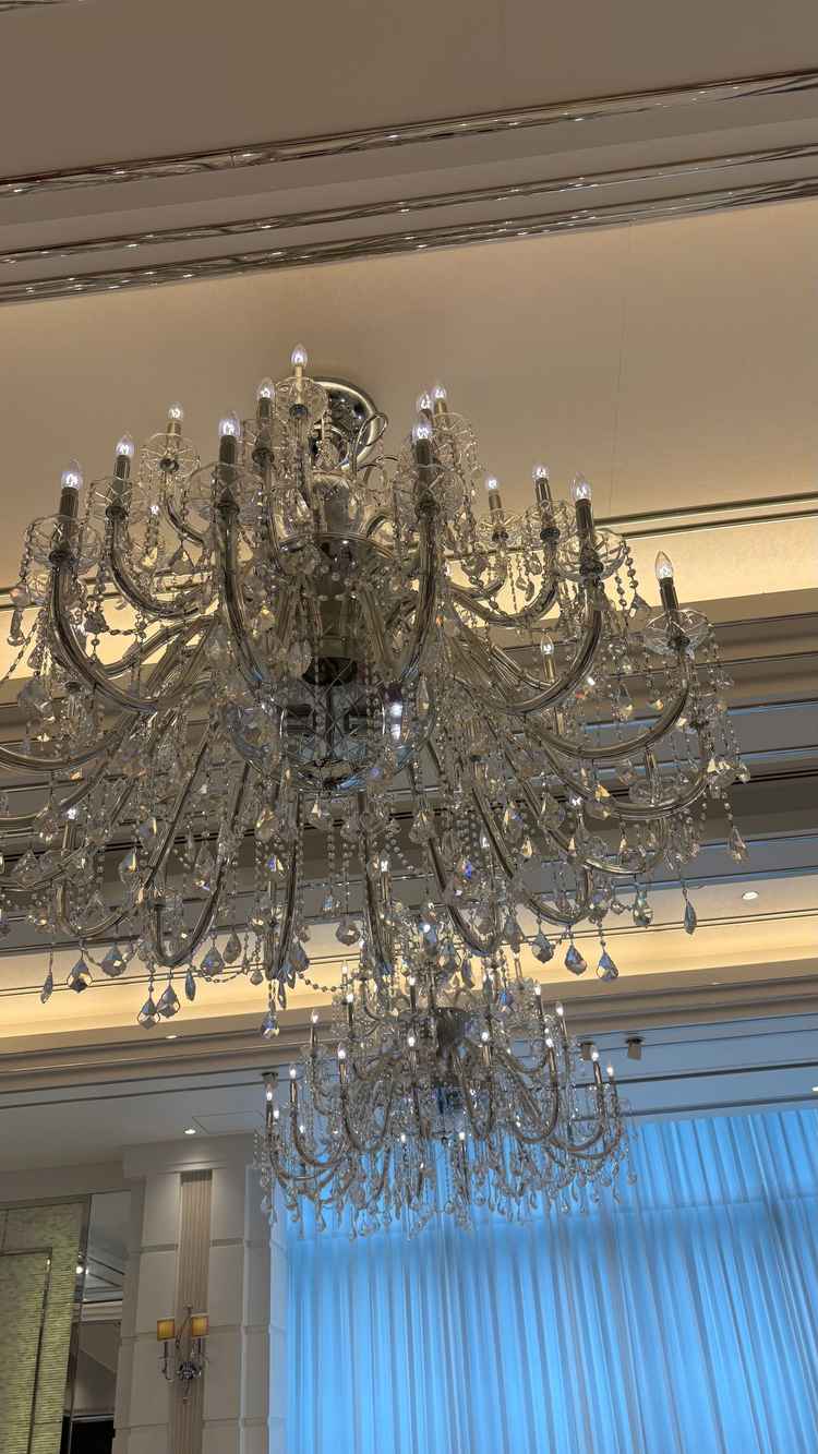 披露宴会場の天井にはシャンデリアがあり、お姫様のお城ような雰囲気でした。