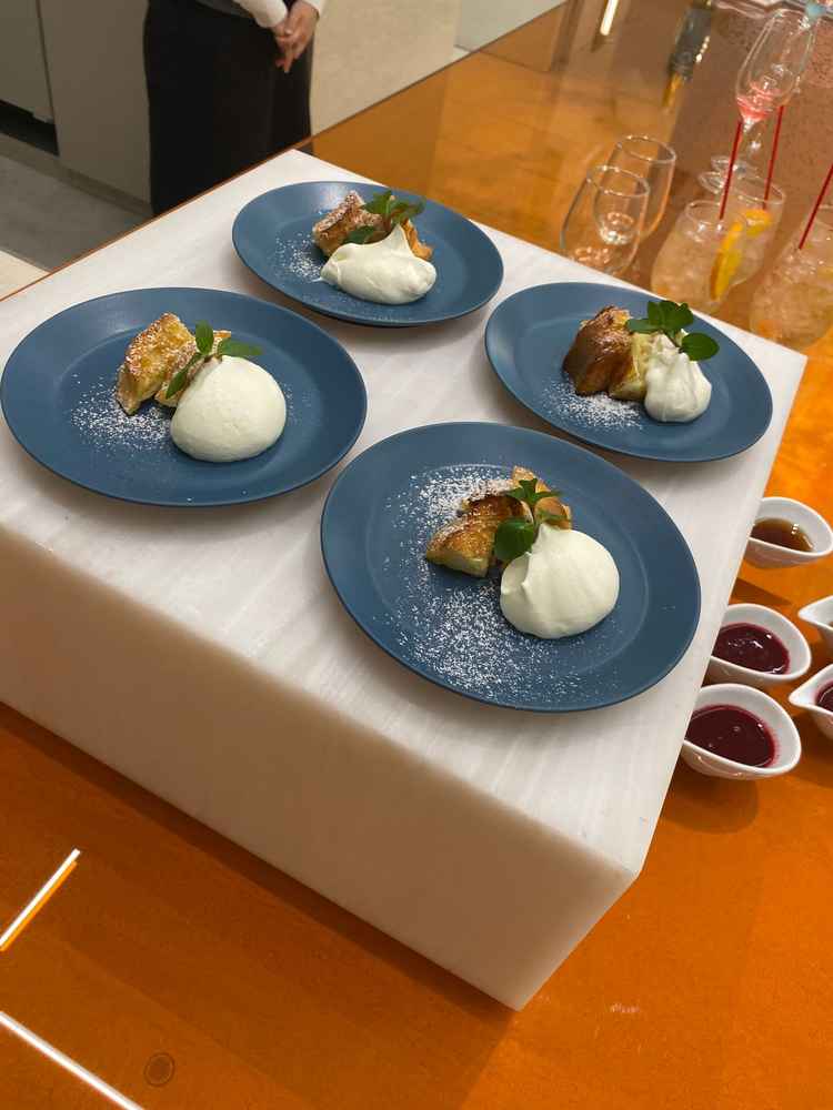 お料理、目の前で盛り付け頂き、勿論美味で雰囲気も感じれました。