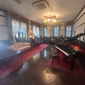 待合ロビー。木目と赤い絨毯が重厚感を作りだしており、とても落ち着いたオシャレな雰囲気。映えすぎる。