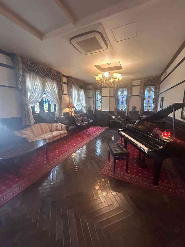 待合ロビー。木目と赤い絨毯が重厚感を作りだしており、とても落ち着いたオシャレな雰囲気。映えすぎる。