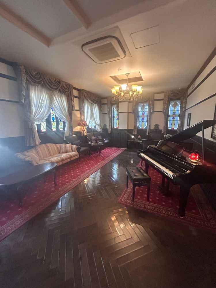 待合ロビー。木目と赤い絨毯が重厚感を作りだしており、とても落ち着いたオシャレな雰囲気。映えすぎる。