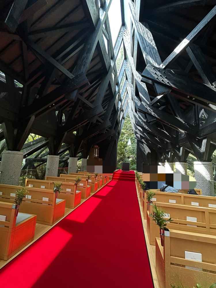 チャペル内。キラキラしすぎていないモダンな雰囲気でよかったです。