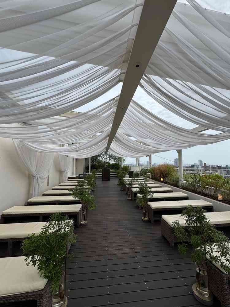 屋外のチャペルは屋根が開いた時と閉じた時で印象が変わり、とても素敵でした。
