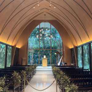 チャペルの写真です。ゲストとの距離も近く、アットホームな雰囲気でした。ハープなど生演奏が豪華です。