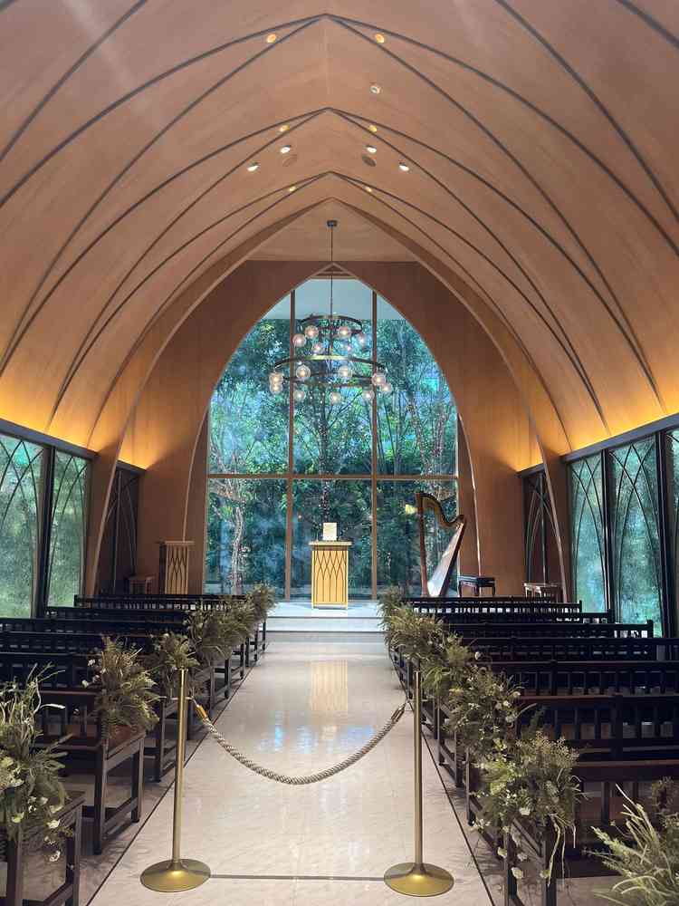 チャペルの写真です。ゲストとの距離も近く、アットホームな雰囲気でした。ハープなど生演奏が豪華です。