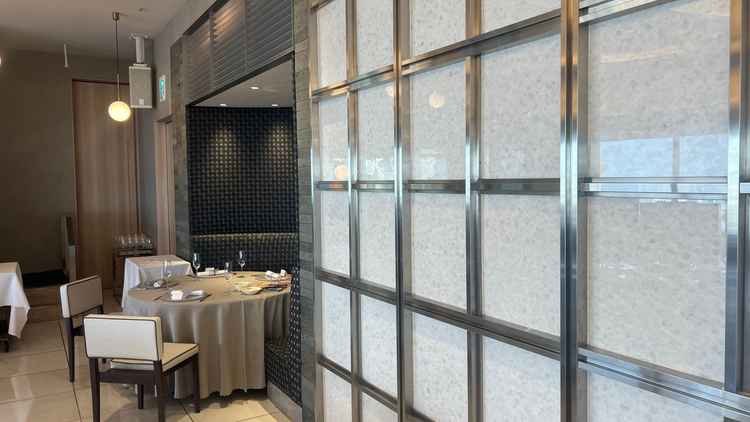 披露宴会場の親族のソファ席