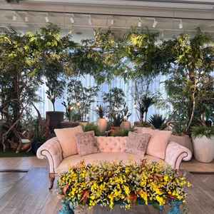 披露宴会場　新郎新婦席の後ろの飾りつけもビル内ということを感じさせずとてもリラックスできそう。