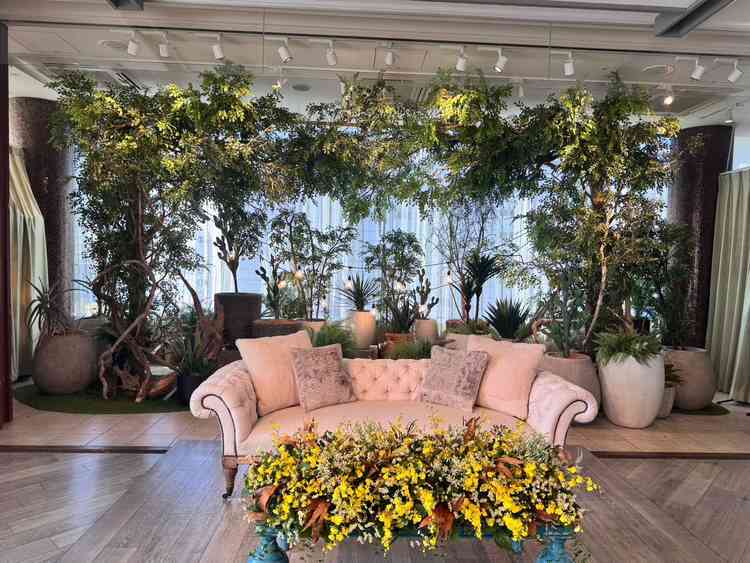 披露宴会場　新郎新婦席の後ろの飾りつけもビル内ということを感じさせずとてもリラックスできそう。