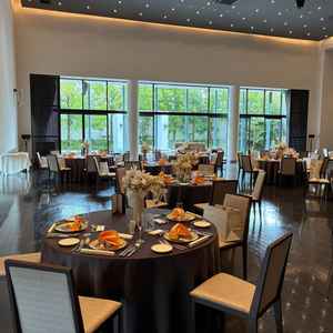 大きな窓があり自然光が入る。