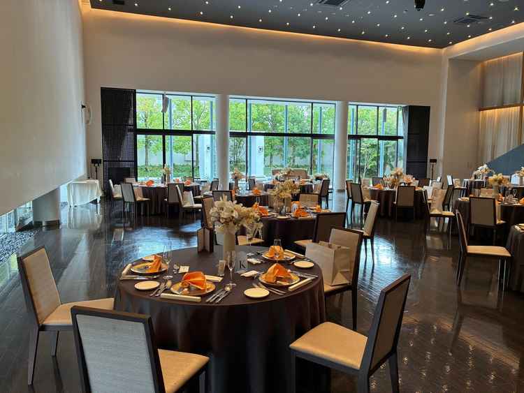 大きな窓があり自然光が入る。