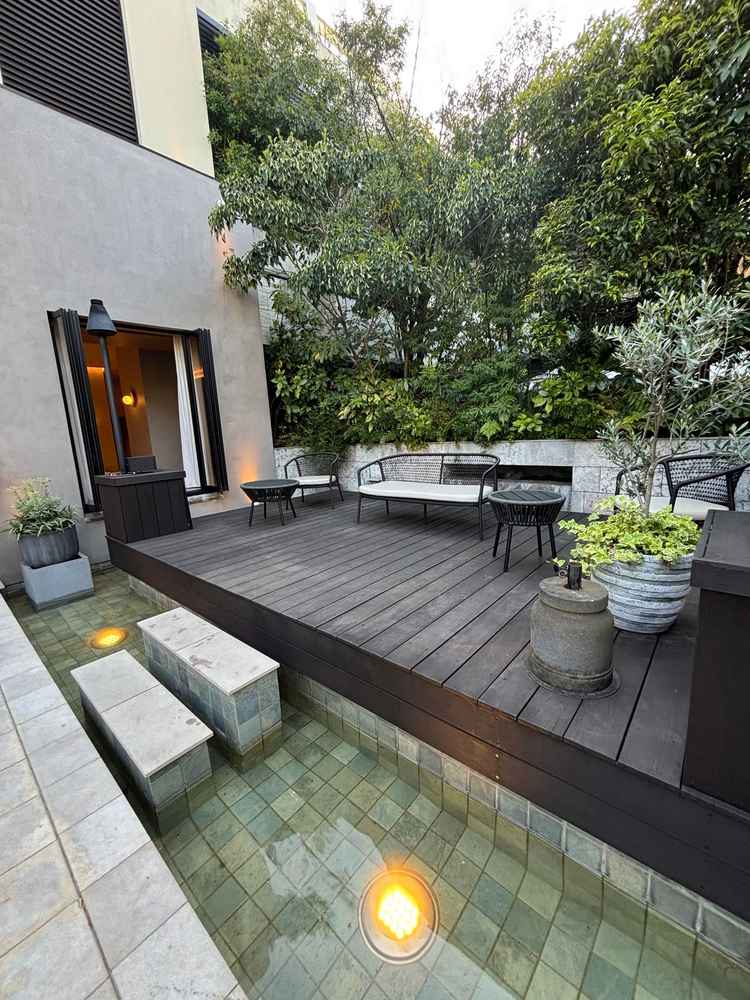 エントランス入ったすぐのゲスト用テラス