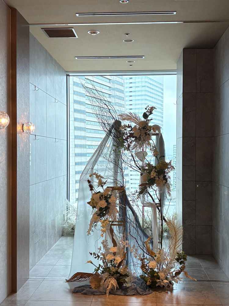 チャペルの入り口(向かって左のお花)