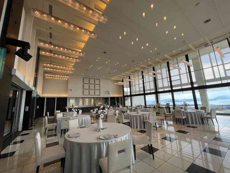 シンプルで上品な披露宴会場。どの会場からも海が見えます。