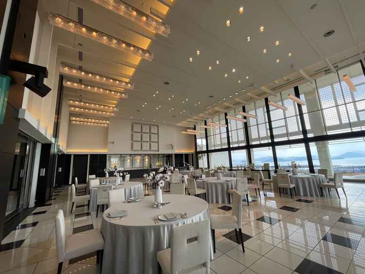 シンプルで上品な披露宴会場。どの会場からも海が見えます。