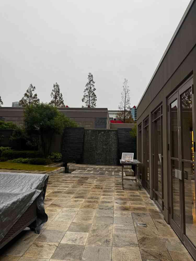 今日は雨でしたが晴れていたら外での演出もしたいです。