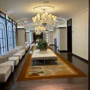 受付後の待機場所。グループごとにまとまって座れ、近くに更衣室もあるので会場で着替えも可能です。