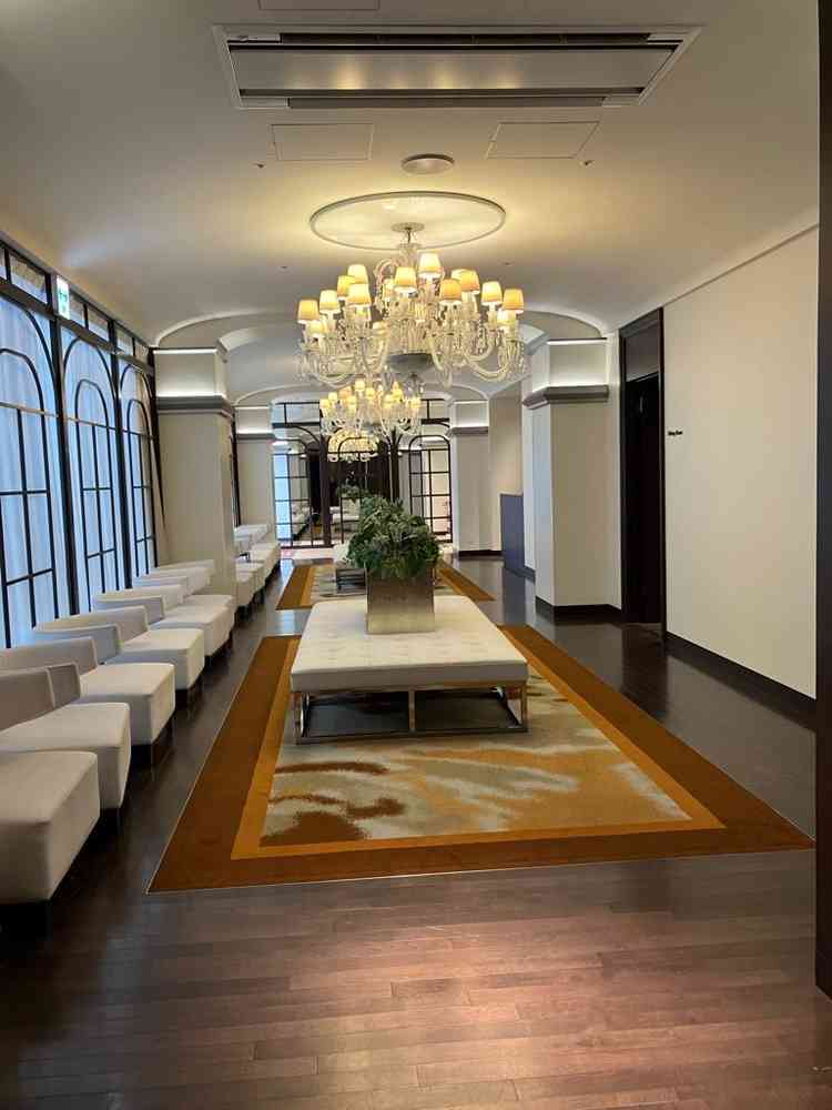 受付後の待機場所。グループごとにまとまって座れ、近くに更衣室もあるので会場で着替えも可能です。