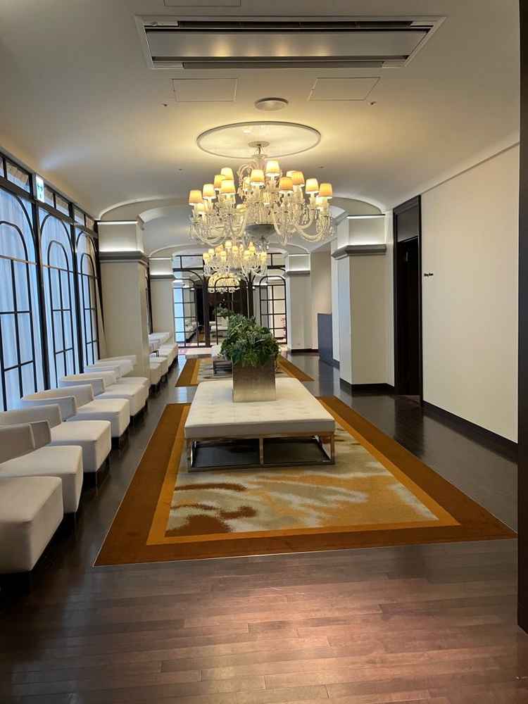 受付後の待機場所。グループごとにまとまって座れ、近くに更衣室もあるので会場で着替えも可能です。