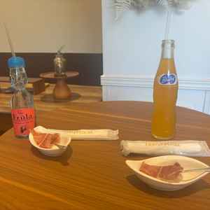ドリンクを飲めたり生ハムを食べれる。ゲストが待ち時間も退屈せずに過ごせる。