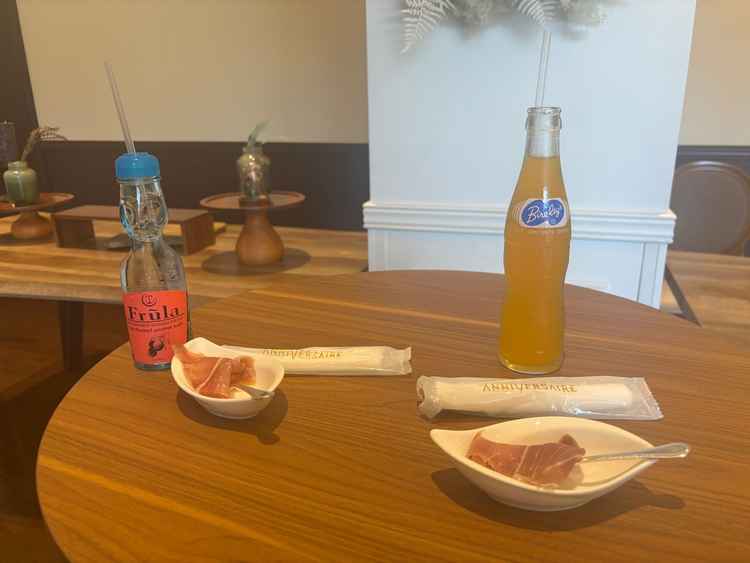 ドリンクを飲めたり生ハムを食べれる。ゲストが待ち時間も退屈せずに過ごせる。